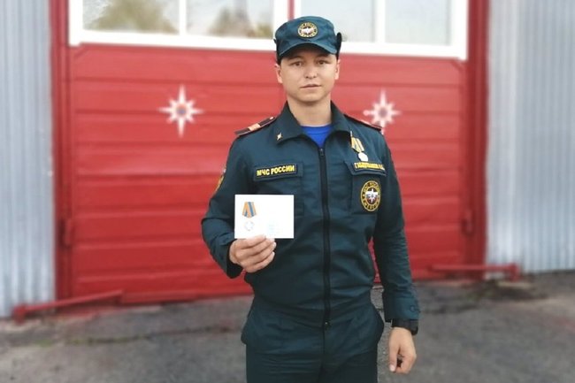 В Сургуте молодой пожарный получил медаль за спасение человека