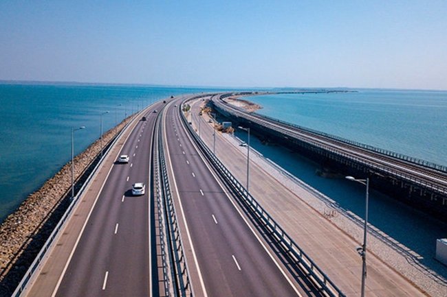 Движение по Крымскому мосту возобновлено после приостановки на 30 минут