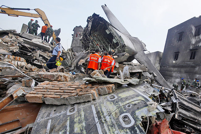 Фрагменты тел погибших в авиакатастрофе фото