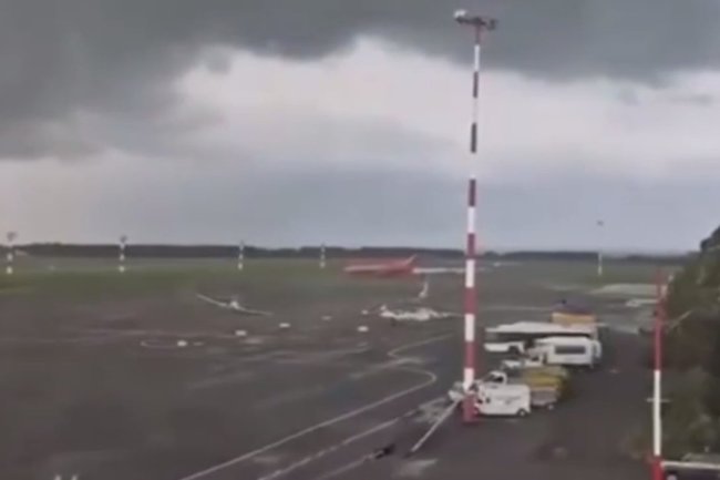 Самолеты полетели сами: смерч в Нижнекамске разбросал технику на аэродроме
