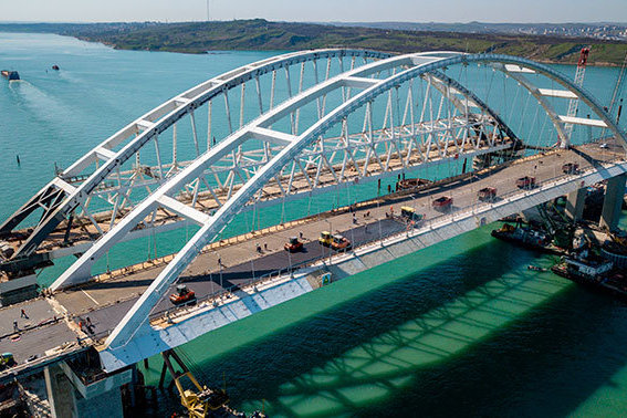 Трехкилометровый затор: у Крымского моста образовалась огромная пробка