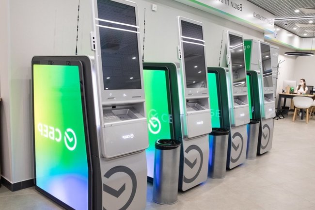 В Новосибирске женщине не вернули 100 тысяч рублей, которые не зачислил банкомат