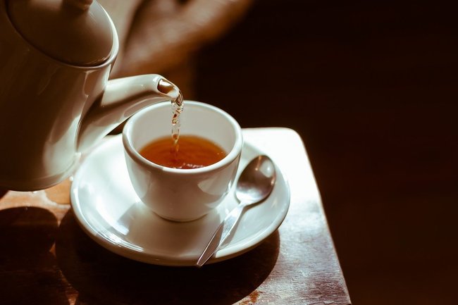Россиянам рассказали, чем опасно употребление крепкого чая в жару