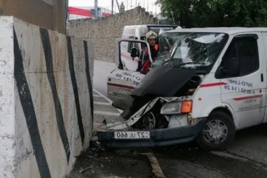 «Водителя пришлось вырезать из машины»: в Новороссийске фургон влетел в опору моста