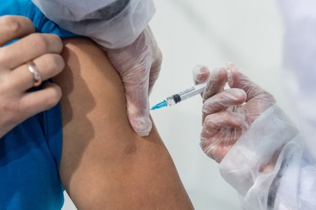 Более 42% взрослых югорчан сделали прививку от коронавируса
