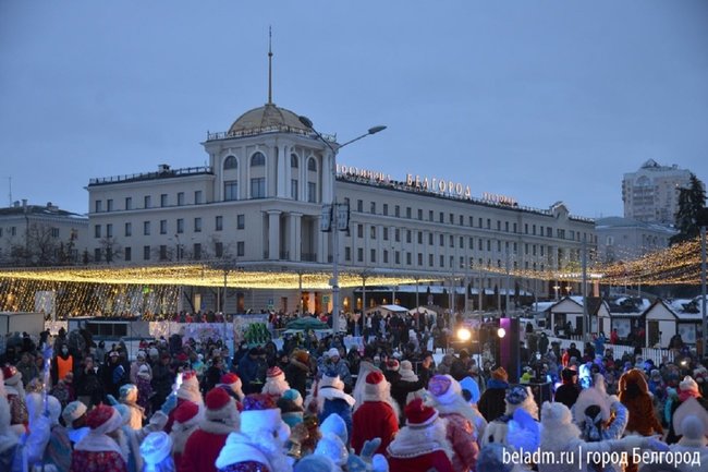 В Белгороде открылась главная елка и прошел парад Дедов Морозов