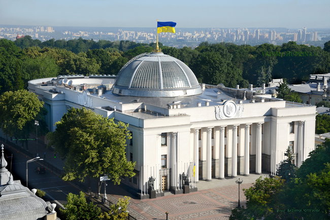 Конституционный суд Украины развернулся к Зеленскому