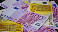 Нужен грамотный расчет: эксперт рассказал, как лучше покупать доллары и евро