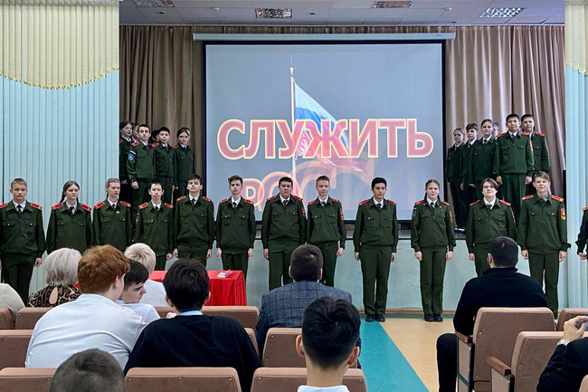 Выпускников школ Сургута вербуют в военные училища