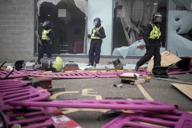 В Британии созовут чрезвычайный комитет для борьбы с массовыми беспорядками