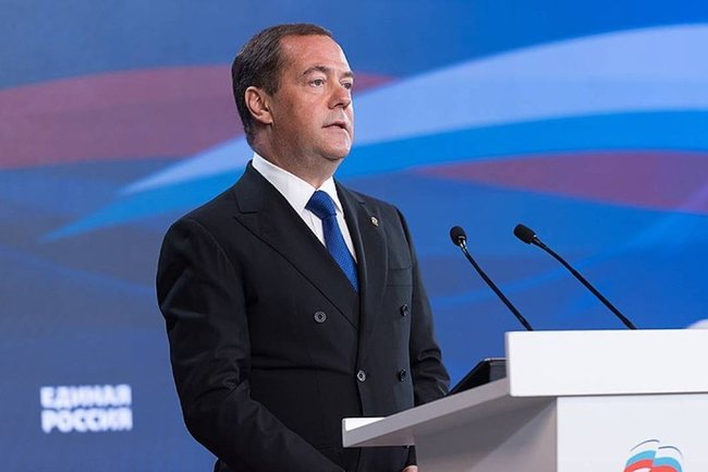 Медведев поручил разработать законопроект о платформенной занятости