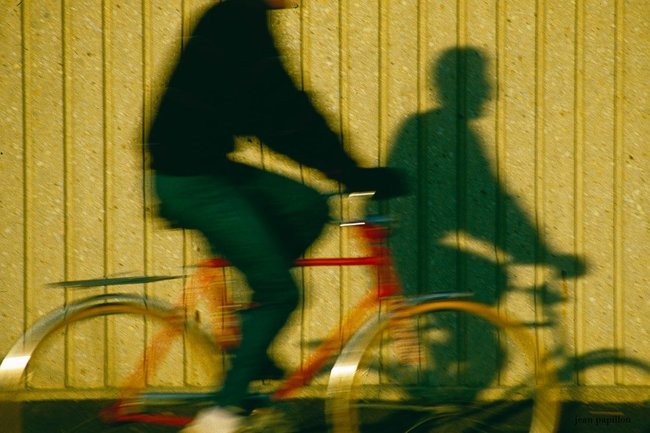 В Ноябрьске устанавливают специальные поручни и урны для удобства велосипедистов