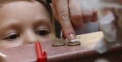 В России узнали количество экономящих карманные деньги детей