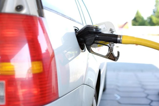 Экономист рассказал, как Запад разгоняет цены на бензин
