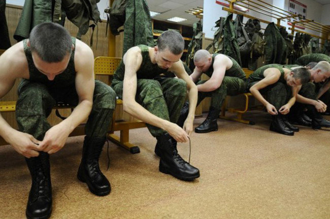 В Госдуме предложили увеличить срок службы в армии для новых граждан