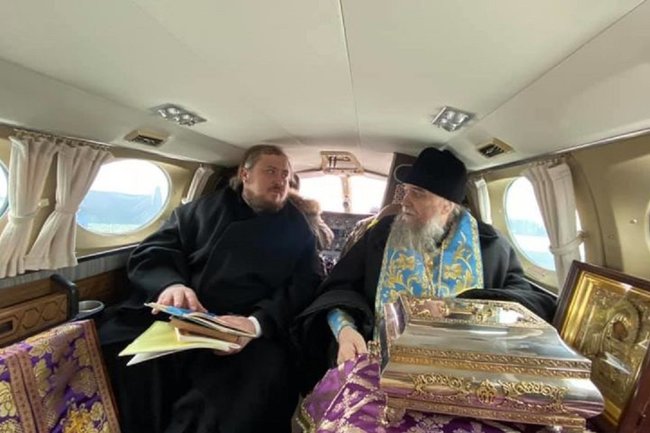 Ярославские епископы поднялись в воздух вместе с чудотворной иконой