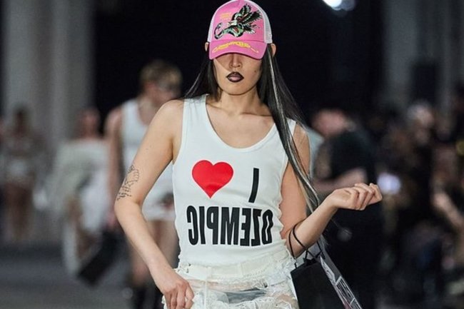 Модный бренд выпустил топ с надписью и вызвал гнев общественности