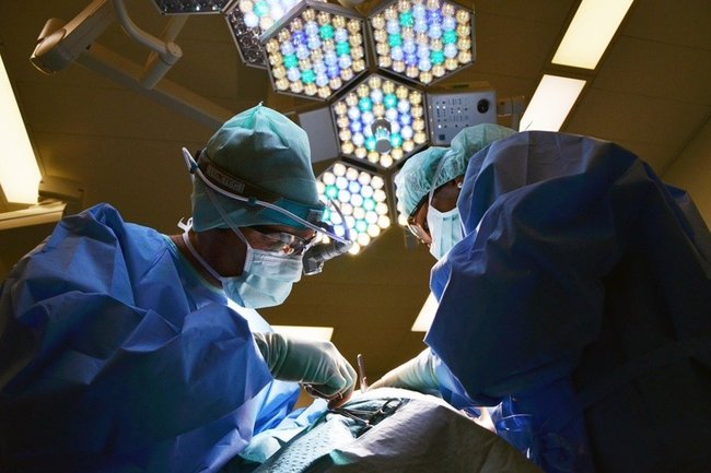 Тюменские врачи провели уникальную ювелирную операцию на глазе