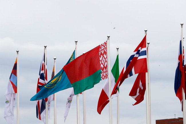 Посольство США назвали заказчиком осквернения белорусского флага в Риге