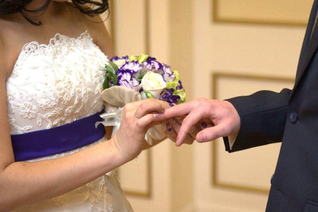 В ЗАГСах России начался свадебный ажиотаж к годовщине начала СВО
