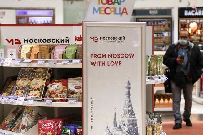 Московская область. Магазин Duty Free в международном аэропорту Шереметьево. Валерий Шарифулин/ТАСС