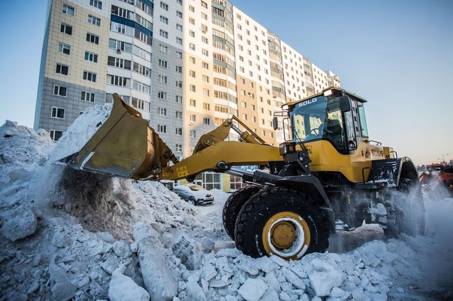 В Надымском районе началась активная работа по уборке снега