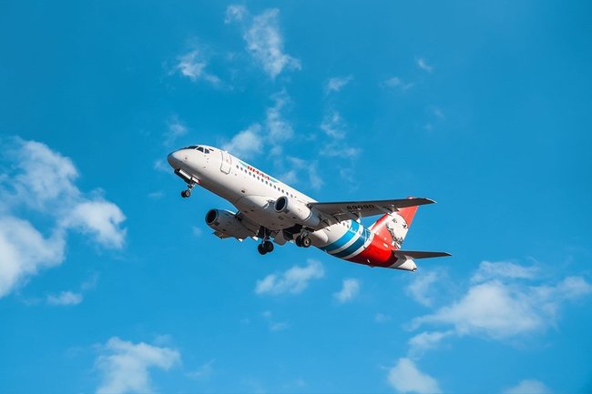 Авиакомпания «Ямал» поздравила 500-тысячного пассажира этого года