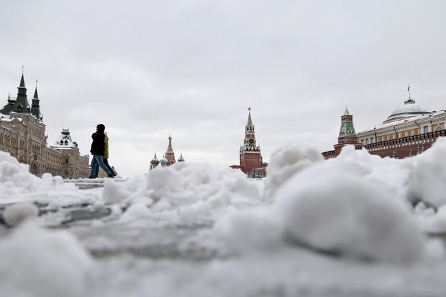 После снегопада на Красной площади. По прогнозам центра погоды &quot;Фобос&quot;, с утра субботы до вечера воскресенья в Москве выпадет до 60% осадков от месячной нормы апреля. Александр Щербак/ТАСС