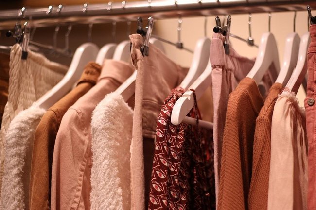 Цены на одежду в России упали на 6,9%