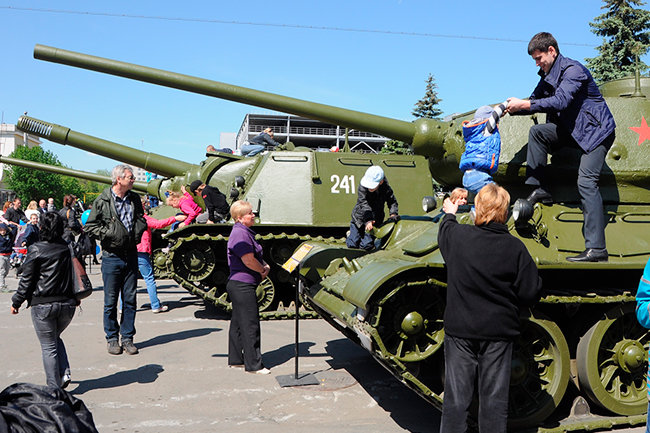 Сад победы челябинск фото военной техники