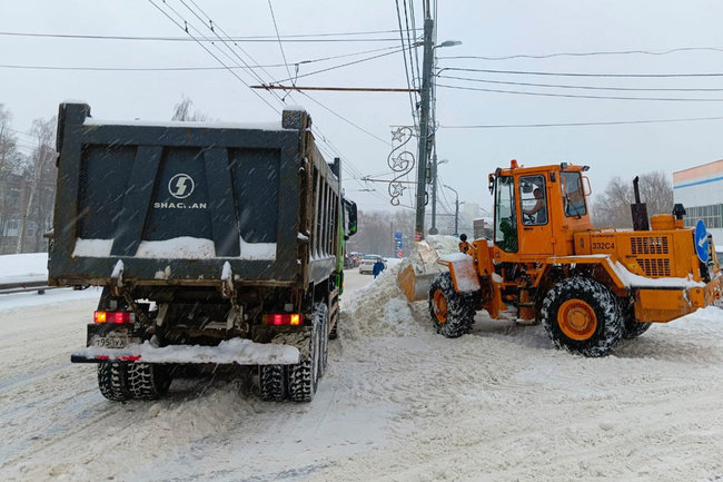 Снежная лавина сошла на маршрутку в российском городе