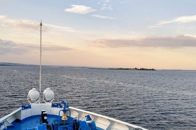 Четыре взрослых и младенец в лодке: группу в лодке без топлива вызволили на Ямале