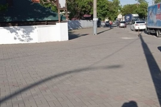 В Новороссийске владелец кафе организовал парковку на тротуаре для клиентов заведения
