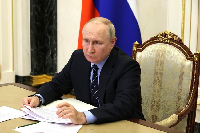 «Меры приняты, а цены растут»: Путин потребовал остановить подорожание топлива на заправках