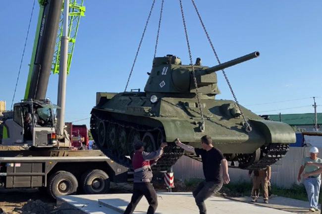 Танк в честь тружеников тыла: в Сорокинском районе установили памятник землякам