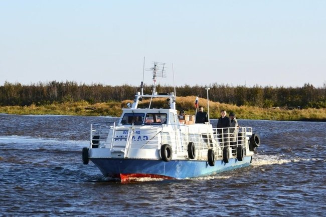 На Ямале спасатели помогли добраться до берега пассажиром сломавшейся лодки