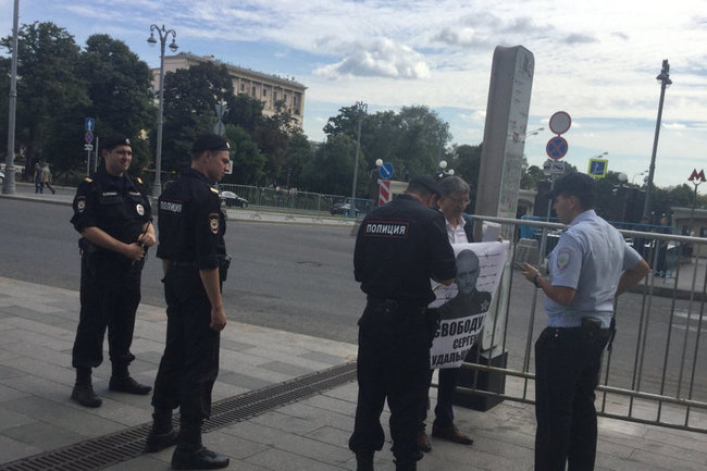 У администрации президента проходят пикеты в поддержку голодающего Удальцова