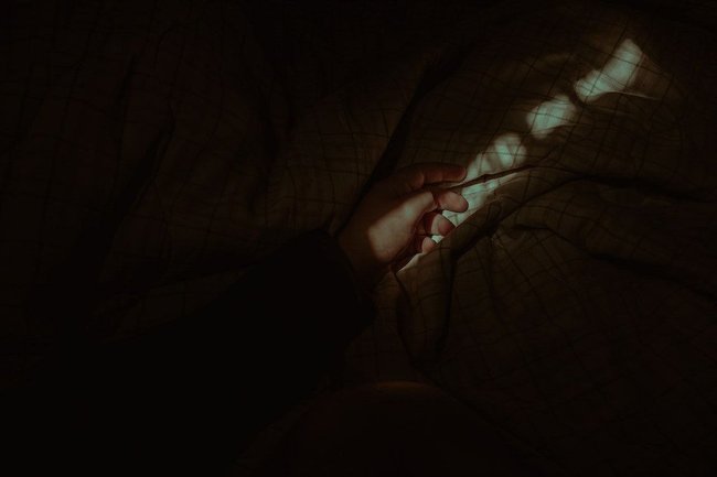 кровать рука тени темнота