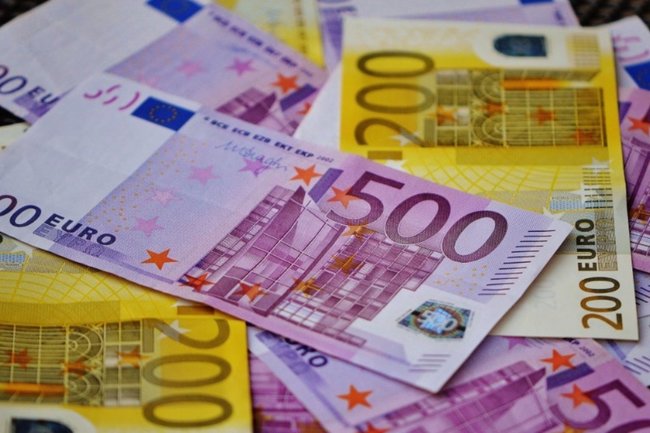 Нужен грамотный расчет: эксперт рассказал, как лучше покупать доллары и евро