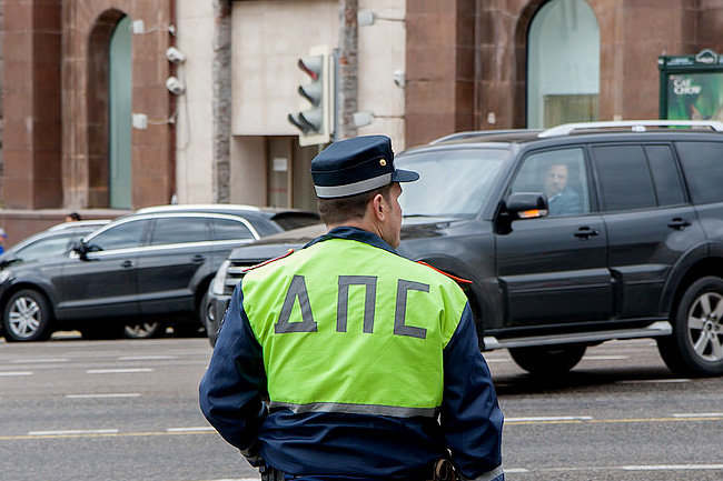 Два человека пострадали при наезде автомобиля на остановку в Москве