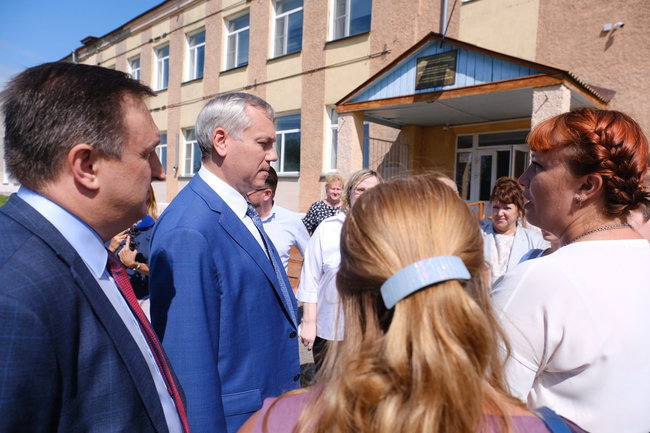 Губернатор Андрей Травников поручил привлечь федеральные средства для ремонта старейшего в Новосибирской области школьного здания 