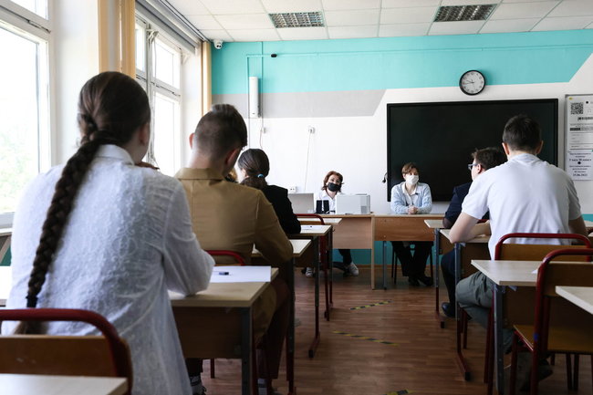 Москва. Школьники перед началом проведения единого государственного экзамена по русскому языку в школе №950. ЕГЭ в основной период - с 26 мая до 2 июля - будут сдавать более 723 тыс. человек, в том числе более 645 тыс. выпускников текущего года. Артем Геодакян/ТАСС