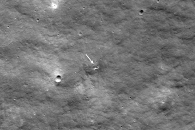 Одним кратером больше: NASA опубликовало фото места крушения «Луны-25»
