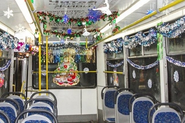 В Омске запустили новогодние трамваи