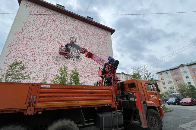 Художник из Танкограда начал работу над муралом с русскими богатырями в Салехарде