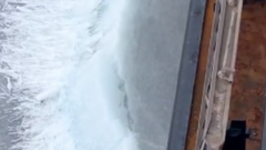 Экипаж ледокола поддал ямальцам ледяной прохлады. Видео