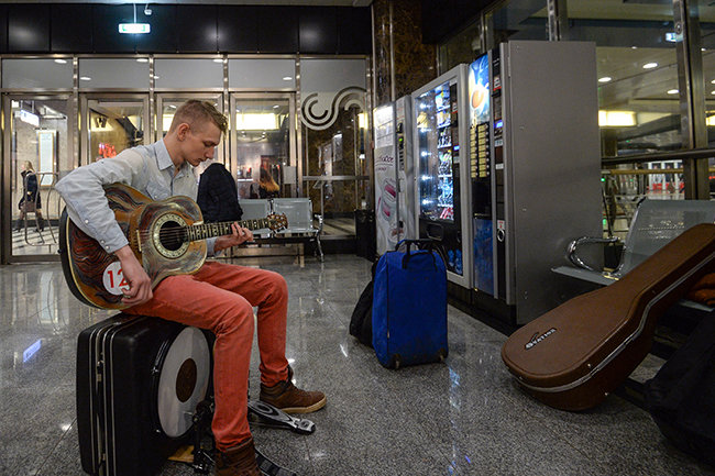 Metro музыка. Музыканты в Московском метро. Музыканты в метро Москвы. Место для музыкантов в метро. Музыкальные станции метро.