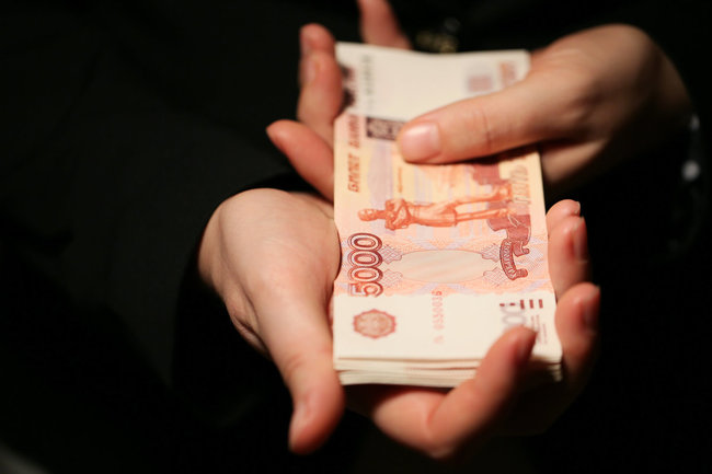 Россияне озвучили зарплату, за которую согласны работать без выходных и отпусков