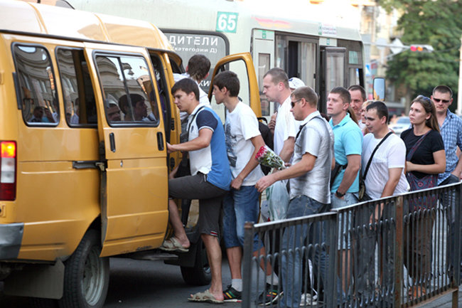 18 в автобусе меньше 18. Очередь на автобус. Очередь на маршрутку. Люди садятся в маршрутку. Много людей на остановке.