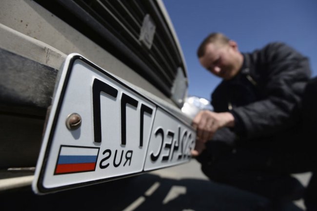 В заксобрании Петербурга предложили лишать прав за отсутствие триколора на номерах авто